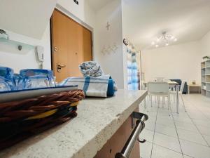 une cuisine avec un comptoir et une salle à manger dans l'établissement Casa Vacanze • Vasto Marina, à Vasto