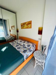 - une chambre avec un lit et une chaise dans l'établissement Casa Vacanze • Vasto Marina, à Vasto