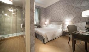 Pokój hotelowy z łóżkiem i łazienką w obiekcie San Giuliano Inn we Florencji