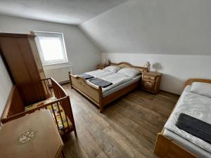 ein kleines Schlafzimmer mit 2 Betten und einem Fenster in der Unterkunft Chalupa Kadov in Sněžné