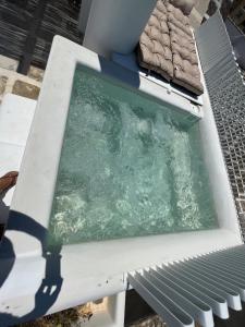 a pool of water sitting on a bench at Casa Mediterranea Jacuzzi riscaldata con Caminetto in Specchiolla