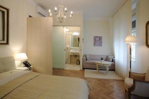 1 dormitorio con 1 cama y sala de estar en B&B Fotić, en Zagreb