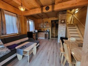 salon z kanapą i stołem w obiekcie Domek przy skalniaku w Białym Dunajcu
