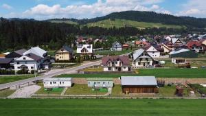 - une vue aérienne sur une petite ville avec des maisons dans l'établissement Domki z widokiem Arenda, à Niedzica