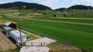 une vue aérienne sur une ferme dans un champ dans l'établissement Domki z widokiem Arenda, à Niedzica