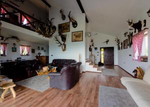 uma sala de estar com um sofá e uma mesa em Vila Pellegrini em Arandjelovac