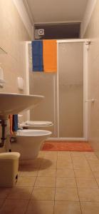 un bagno con doccia, WC e lavandino di Acquario a Lido Marini Altre 19 foto