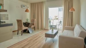 un soggiorno con un divano e un tavolo di Fiori Apartments a Santa Cruz de la Sierra