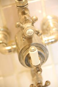um close-up de um lavatório de casa de banho com uma torneira em Le Clos de Bénédicte em Bondues