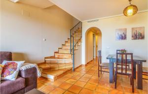 un salon avec un escalier et une table dans l'établissement Cozy Home In Finestrat With Wifi, à Finestrat