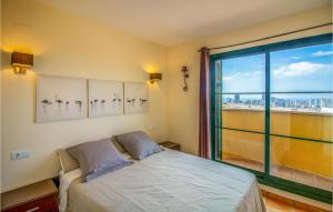 une chambre avec un lit et une grande fenêtre dans l'établissement Cozy Home In Finestrat With Wifi, à Finestrat 8 autres photos