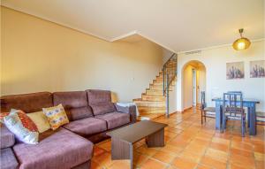 un salon avec un canapé et une table dans l'établissement Cozy Home In Finestrat With Wifi, à Finestrat