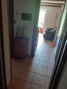 - un couloir avec du carrelage dans une maison dans l'établissement Casa Elena, à Nus