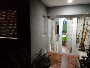 een hal met een deur naar een kamer met een tafel bij Departamentos R y R Azcuénaga in Tandil
