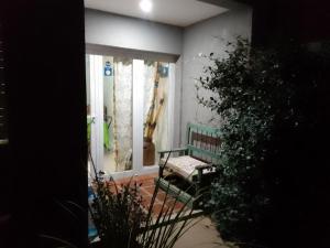 een groene bank in een kamer met een raam bij Departamentos R y R Azcuénaga in Tandil