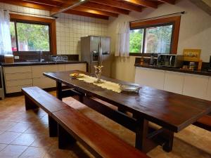 A kitchen or kitchenette at Cabana Rústica - Sitio Kayalami