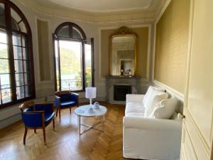 un soggiorno con divano bianco e tavolo di Castello mit Park a Ponte Tresa