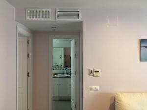 bagno con lavandino e specchio in una stanza di Apartamento Turístico en Paseo Marítimo de Barbate a Barbate