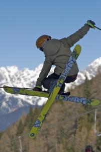 Eine Person auf Skiern macht einen Trick in der Luft in der Unterkunft Clubhotel Götzens in Innsbruck