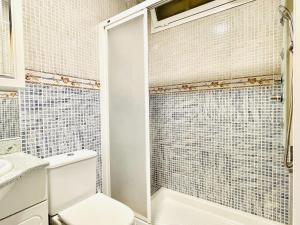 un baño con ducha y WC en Sea View Escape in La Garrofa, en La Garrofa 32 fotos más