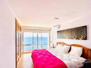 Un dormitorio con una cama y una ventana grande. en Sea View Escape in La Garrofa, en La Garrofa