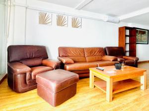 sala de estar con muebles de cuero y mesa de centro en Sea View Escape in La Garrofa, en La Garrofa