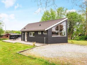 EgeskovにあるThree-Bedroom Holiday home in Børkop 7のギャラリーの写真