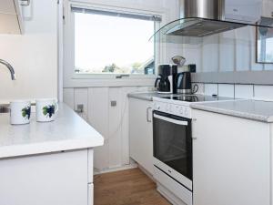 Hemmetにある4 person holiday home in Hemmetの白い家電製品付きのキッチン、窓