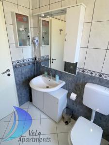 Ένα μπάνιο στο VeLa Apartments