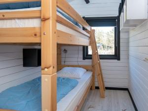 4 person holiday home in Nibe 객실 이층 침대