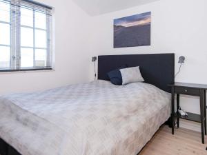 En eller flere senge i et værelse på Three-Bedroom Holiday home in Hvide Sande 2