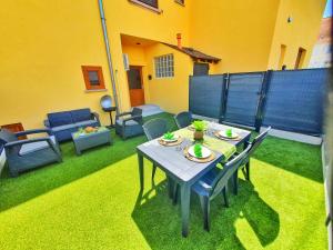 Posedenie v ubytovaní COCOON SPA-4 Pers-Jacuzzi-Parking-Jardin-Clim-Colmar