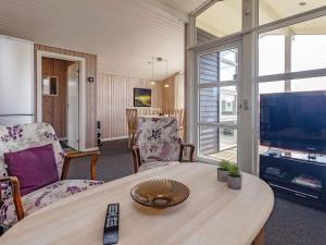 バイアス・スタンにある6 person holiday home in Vejers Strandのリビングルーム(テーブル、テレビ付)