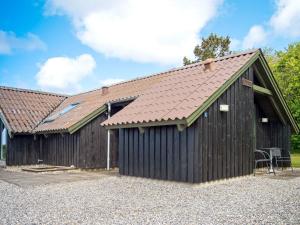 Vestervigにある6 person holiday home in Vestervigの茶色の屋根の大きな木造建築
