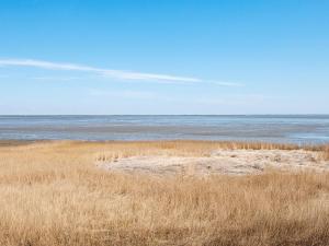 een grasveld met de oceaan op de achtergrond bij 8 person holiday home in R m in Bolilmark