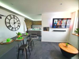 Televízia a/alebo spoločenská miestnosť v ubytovaní COCOON SPA-4 Pers-Jacuzzi-Parking-Jardin-Clim-Colmar