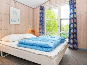 sypialnia z dużym łóżkiem i oknem w obiekcie 8 person holiday home in B rkop w mieście Børkop