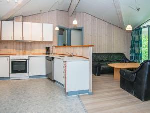 Kuchyň nebo kuchyňský kout v ubytování 8 person holiday home in Børkop-By Traum