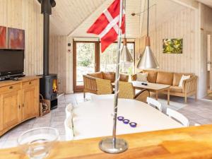 ein Wohnzimmer mit einer Flagge auf dem Tisch in der Unterkunft 8 person holiday home in Fjerritslev in Torup Strand