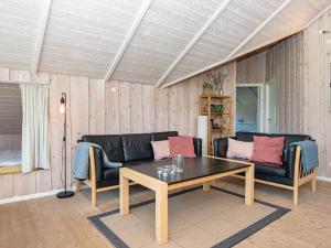 ein Wohnzimmer mit einem Sofa und einem Couchtisch in der Unterkunft 8 person holiday home in Hemmet in Hemmet