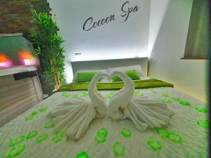 Posteľ alebo postele v izbe v ubytovaní COCOON SPA-4 Pers-Jacuzzi-Parking-Jardin-Clim-Colmar