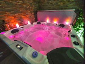 Fotografia z galérie ubytovania COCOON SPA-4 Pers-Jacuzzi-Parking-Jardin-Clim-Colmar v destinácii Holtzwihr