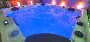 Fotografia z galérie ubytovania COCOON SPA-4 Pers-Jacuzzi-Parking-Jardin-Clim-Colmar v destinácii Holtzwihr
