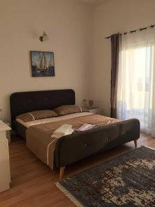 1 dormitorio con 1 cama grande en una habitación en Suka Apartments en Ulcinj