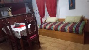 1 dormitorio con 1 cama, 1 mesa y 1 silla en Apart La Mochita en San Fernando del Valle de Catamarca