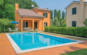 アルバレッラ島にあるNice Home In Albarella Ro With 3 Bedrooms And Outdoor Swimming Poolの家の前のスイミングプール