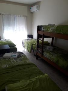 Zimmer mit 3 Etagenbetten und einem Fenster in der Unterkunft DUPLEX DEVoTO 5238 in Buenos Aires