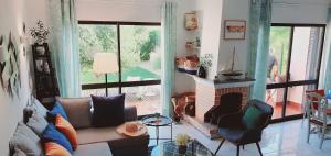 salon z kanapą i kominkiem w obiekcie Villa charmosa V2 junto à praia e à Marina de Vilamoura w mieście Quarteira