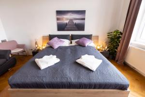 Łóżko lub łóżka w pokoju w obiekcie Deluxe apartment near hauptbahnhof