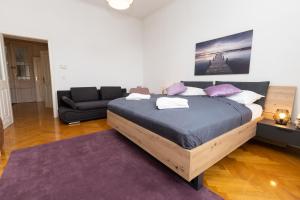 Łóżko lub łóżka w pokoju w obiekcie Deluxe apartment near hauptbahnhof